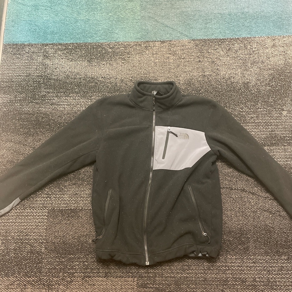NORTH FACE DENALI JACKET 
ONLY WORN ONCE 
VERY WARM 
SIZE